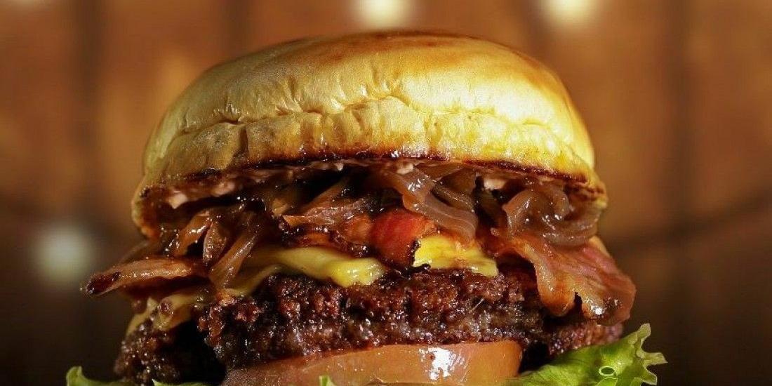 HAMBURGUER BLACK ANGUS NO CARVÃO 